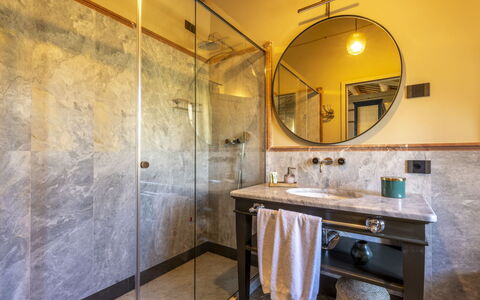 Battisole: Sanitærarmatur, Indretning, Gulvbelægning, Badeværelse, Belysning, Etage, Vvs, Tap, Flise, Lysarmatur