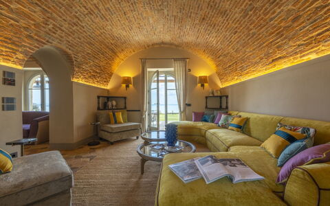 Battisole: Møbel, Indretning, Væg, Loft, Gulvbelægning, Couch, Etage, Belysning, Værelse, Stue