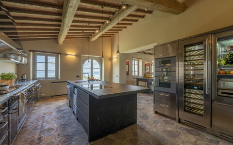 Battisole: Køkken, Indretning, Møbel, Gulvbelægning, Countertop, Køkken Apparat, Etage, Cabinetry, Træ, Loft