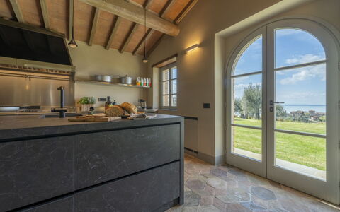 Battisole: Indretning, Gulvbelægning, Countertop, Etage, Køkken, Møbel, Cabinetry, Hjem, Belysning, Loft