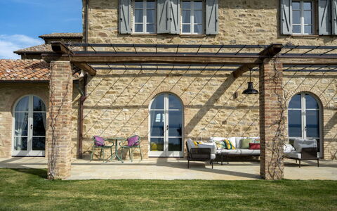 Battisole: Dør, Hjem, Estate, Mursten, Udendørs Møbler, Have, Stol, Skygge, Flise, Stuehus