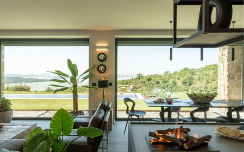 Villa Feronia: Møbel, Indretning, Bord, Belysning, Stol, Hjem, Lysarmatur, Loft, Køkken & Spisebord, Stue