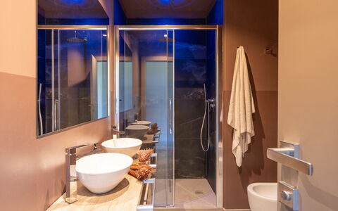 Villa Feronia: Indretning, Gulvbelægning, Væg, Sanitærarmatur, Badeværelse, Etage, Belysning, Møbel, Vvs, Tap