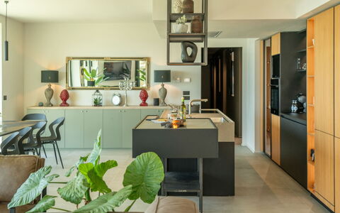 Villa Feronia: Møbel, Indretning, Køkken, Countertop, Træ, Loft, Gulvbelægning, Lysarmatur, Cabinetry, Belysning