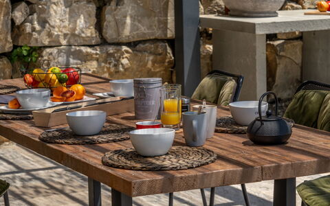 Villa Feronia: Bordservice, Mad, Bord, Møbel, Serveware, Drinkware, Tallerkner, Ingrediens, Plade