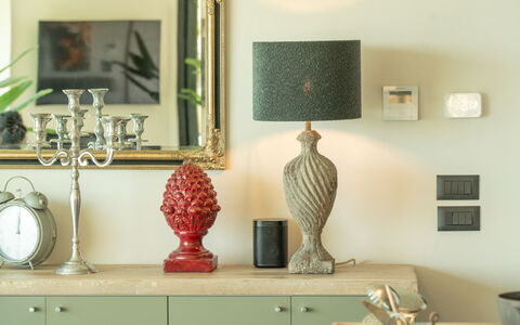 Villa Feronia: Møbel, Indretning, Belysning, Værelse, Cabinetry, Skuffe, Maling, Billedramme, Naturmateriale, Skænk