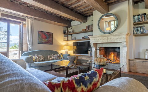 Villa Trasimena: Møbel, Indretning, Væg, Couch, Træ, Gulvbelægning, Stue, Hjem, Værelse, Etage