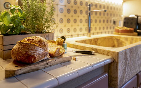 Villa Trasimena: Countertop, Køkken, Indretning, Gulvbelægning, Serveware, Vvs, Tap, Flise, Sanitærarmatur, Cabinetry