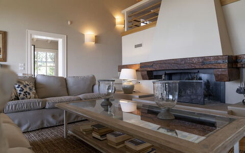 Bianca la Luna: Møbel, Indretning, Couch, Stue, Gulvbelægning, Træ, Loft, Værelse, Etage, Belysning