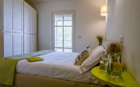 Bianca la Luna: Møbel, Seng, Indretning, Soveværelse, Væg, Sengetøj, Sengetøj, Træ, Etage, Værelse