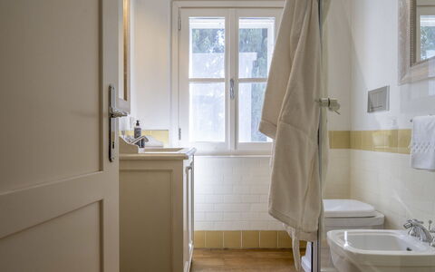 Bianca la Luna: Gulvbelægning, Etage, Indretning, Sanitærarmatur, Badeværelse, Vvs, Tap, Værelse, Dør, Håndvask