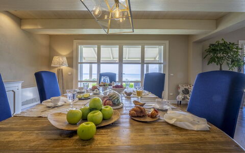 Bianca la Luna: Møbel, Indretning, Gulvbelægning, Stol, Bord, Loft, Etage, Træ, Spisestue, Værelse