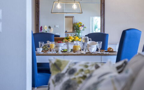 Bianca la Luna: Møbel, Indretning, Værelse, Textile, Bord, Belysning, Loft, Gulvbelægning, Stol, Etage