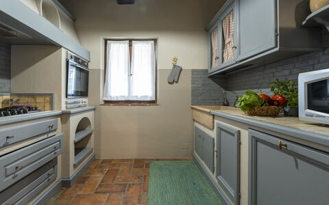 Villa delle Rose: Indretning, Køkken, Countertop, Cabinetry, Træ, Køkken Apparat, Gulvbelægning, Møbel, Større Bandage, Husholdningsapparat