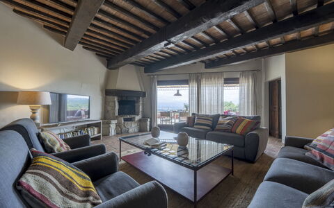 Villa delle Rose: Møbel, Væg, Indretning, Gulvbelægning, Etage, Hjem, Værelse, Couch, Loft, Stue