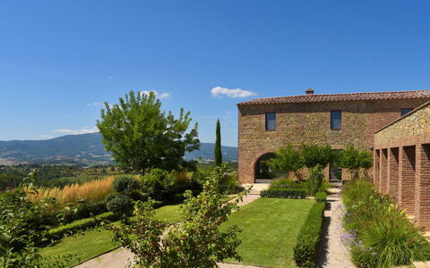 Podere Vigna Nuova: Græs, Busk, Land Lot, Bunddække, Have, Plantation, Estate, Landscaping, Hæk, Stuehus