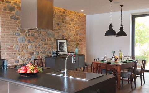 Podere Vigna Nuova: Møbel, Køkken, Indretning, Væg, Gulvbelægning, Countertop, Træ, Lysarmatur, Loft, Cabinetry