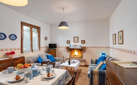 Podere Oliveta: Møbel, Indretning, Gulvbelægning, Værelse, Belysning, Loft, Hjem, Etage, Billedramme, Stue