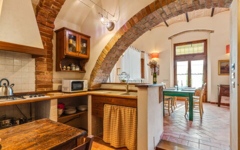 Podere Oliveta: Møbel, Indretning, Væg, Gulvbelægning, Træ, Køkken, Loft, Countertop, Stol, Bord