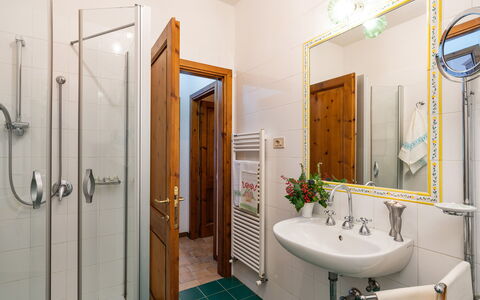 Podere Oliveta: Indretning, Gulvbelægning, Badeværelsesvask, Træ, Sanitærarmatur, Etage, Badeværelse, Håndvask, Tap, Værelse