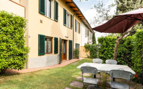 Podere Oliveta: Skygge, Lawn, Have, Gård, Landscaping, Backyard, Altan, Gårdsplads, Villa, Hacienda