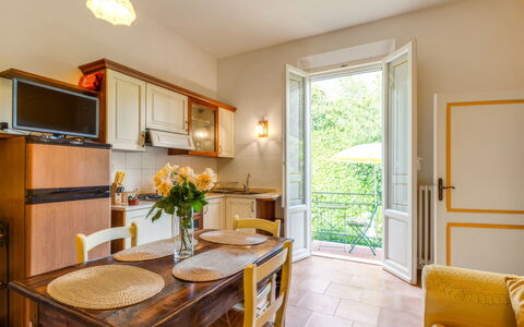 Podere Oliveta: Møbel, Indretning, Dør, Stol, Køkken & Spisebord, Spisestue, Stueplante, Bejdse, Hårdttræ