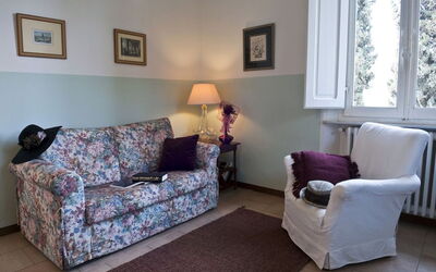 Swallow: Møbel, Indretning, Væg, Couch, Gulvbelægning, Værelse, Etage, Stue, Textile, Belysning