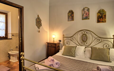 Villa Portole Due: Møbel, Træ, Indretning, Gulvbelægning, Etage, Loft, Soveværelse, Belysning, Seng, Værelse