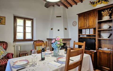 Villa Portole Due: Møbel, Indretning, Træ, Bord, Gulvbelægning, Loft, Spisestue, Stol, Køkken & Spisebord, Belysning