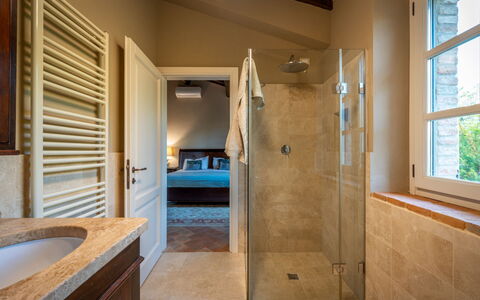 Villa Olivo: Gulvbelægning, Sanitærarmatur, Indretning, Badeværelse, Etage, Væg, Loft, Tap, Vvs, Belysning