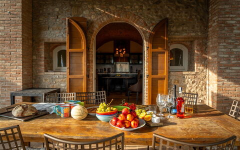 Villa Olivo: Møbel, Væg, Indretning, Stol, Træ, Bord, Gulvbelægning, Køkken & Spisebord, Loft, Spisestue