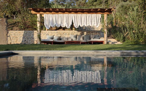 Casale le Fonti: Møbel, Udendørs Møbler, Flise, Svømmepøl, Skygge, Fritid, Udvej, Naturmateriale, Design, Hårdttræ