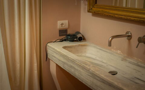 Casale le Fonti: Sanitærarmatur, Badeværelsesvask, Tap, Håndvask, Vvs, Brun, Indretning, Gulvbelægning, Badeværelse, Etage