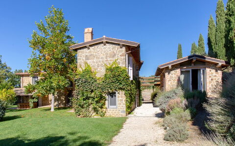 Casale le Fonti: Bygning, Hus, Hjem, Boligområde, Busk, Tag, Sommerhus, Facade, Land Lot