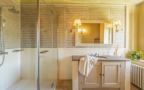 Casalberna: Indretning, Sanitærarmatur, Væg, Gulvbelægning, Badeværelse, Etage, Badeværelsesvask, Træ, Håndvask, Badeværelsesskab