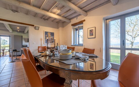 Il Querceto: Møbel, Indretning, Gulvbelægning, Træ, Stol, Køkken & Spisebord, Bord, Spisestue, Værelse, Etage