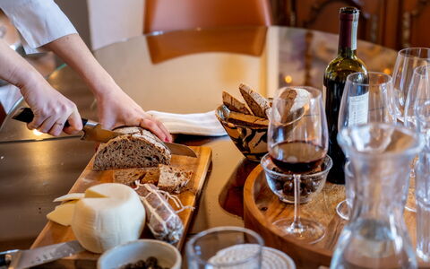 Il Querceto: Bordservice, Mad, Serveware, Møbel, Bord, Drinkware, Ingrediens, Barware, Tallerkner, Glasservice