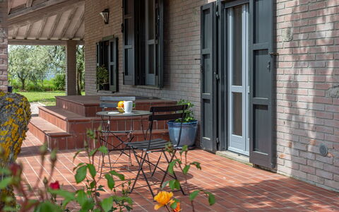 Il Querceto: Træ, Dør, Hjem, Mursten, Veranda, Blomsterkrukke, Home Dør, Udendørs Møbler, Hårdttræ, Bejdse