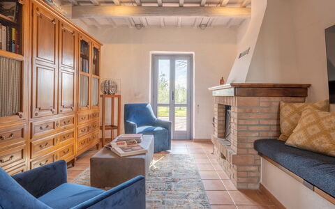 Il Querceto: Møbel, Indretning, Gulvbelægning, Etage, Træ, Værelse, Stue, Loft, Belysning, Couch