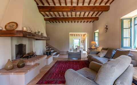 Podere i Poggi: Møbel, Indretning, Væg, Gulvbelægning, Etage, Træ, Loft, Stue, Couch, Værelse