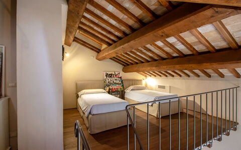 Podere i Poggi: Indretning, Loft, Etage, Værelse, Lejlighed, Soveværelse, Seng, Bed Frame, Bejdse, Hårdttræ