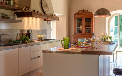 Podere i Poggi: Køkken, Møbel, Countertop, Indretning, Træ, Cabinetry, Gulvbelægning, Hjem, Køkken Apparat, Bordservice