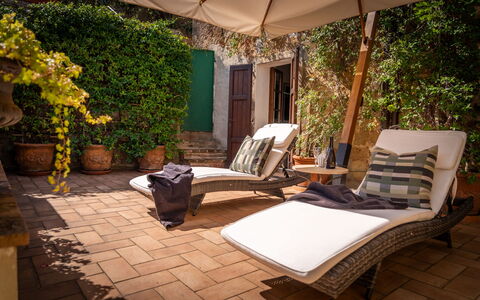 Town House Garden: Møbel, Udendørs Møbler, Stol, Skygge, Liggestol, Blomsterkrukke, Eco Hotel, Have, Udendørs Bord, Flise