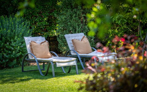 Town House Garden: Møbel, Udendørs Møbler, Stol, Have, Forår, Fritid, Bunddække, Liggestol, Skygge, Armlæn