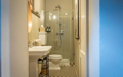 Town House Garden: Toiletbræt, Badeværelse, Toilet, Sanitærarmatur, Væg, Badeværelsesvask, Indretning, Håndvask, Gulvbelægning, Etage