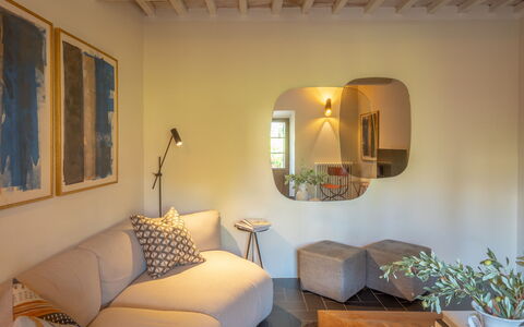 Town House Garden: Indretning, Møbel, Væg, Couch, Gulvbelægning, Stue, Loft, Etage, Hjem, Belysning