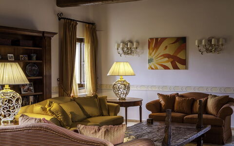 Torre Antica: Møbel, Indretning, Couch, Væg, Stue, Træ, Værelse, Gulvbelægning, Belysning, Etage