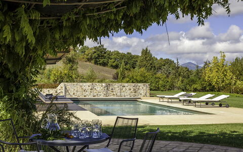 Podere Bella Vista: Have, Bunddække, Udendørs Møbler, Skygge, Landscaping, Estate, Backyard, Lawn, Gård, Udendørs Bord