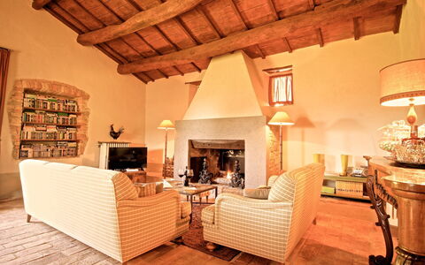 Villa Sagrantino: Møbel, Væg, Indretning, Hjem, Gulvbelægning, Stue, Værelse, Hus, Belysning, Couch