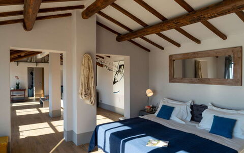 Villa Sagrantino: Møbel, Indretning, Væg, Gulvbelægning, Etage, Træ, Soveværelse, Loft, Seng, Værelse